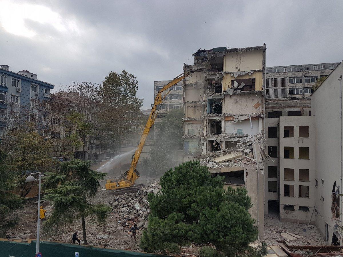 İstanbul Üniversitesi Tıp Fakültesi Diş Hekimliği binasında yıkım çalışmaları başladı