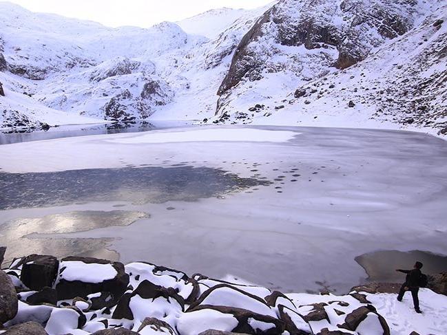 Bolkar'daki buzul göllerinin kış güzelliği büyülüyor