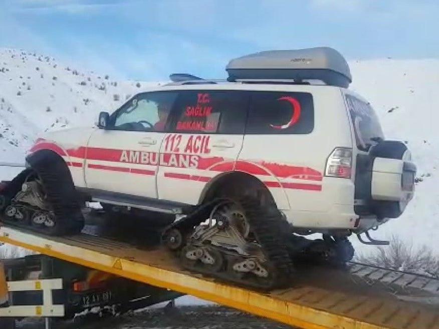 Paletli ambulans kar nedeniyle mahsur kalan yaşlı kadının imdadına yetişti