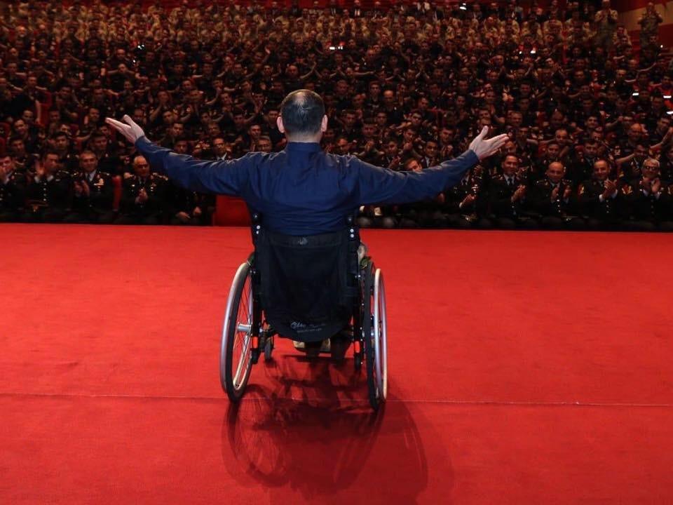 Yüzbaşı Ozan Bahar'ın tekerlekli sandalye ile çıktığı akademik yolculuğun hikayesi