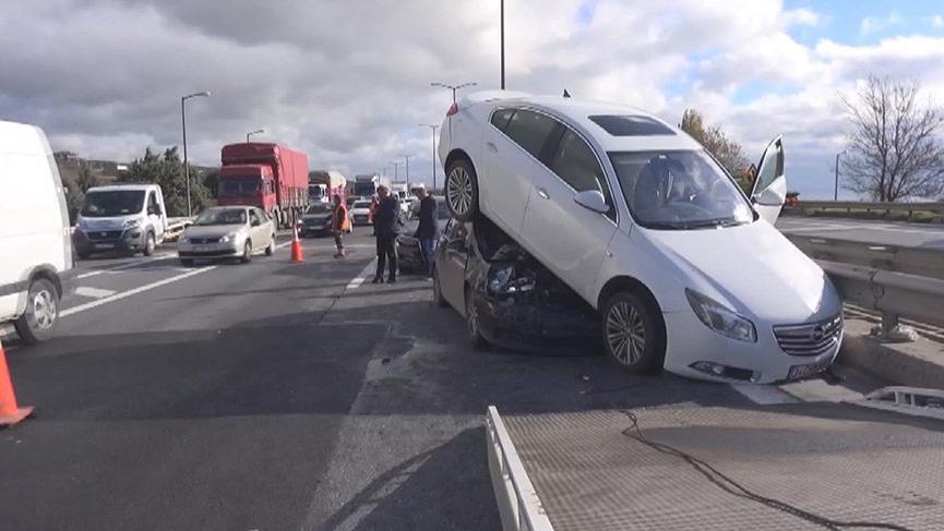 Silivri'de ilginç kaza: Otomobil otomobilin üstüne çıktı