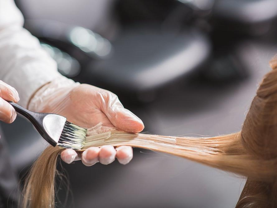 Düzenli saç boyamak meme kanseri riskini artırıyor