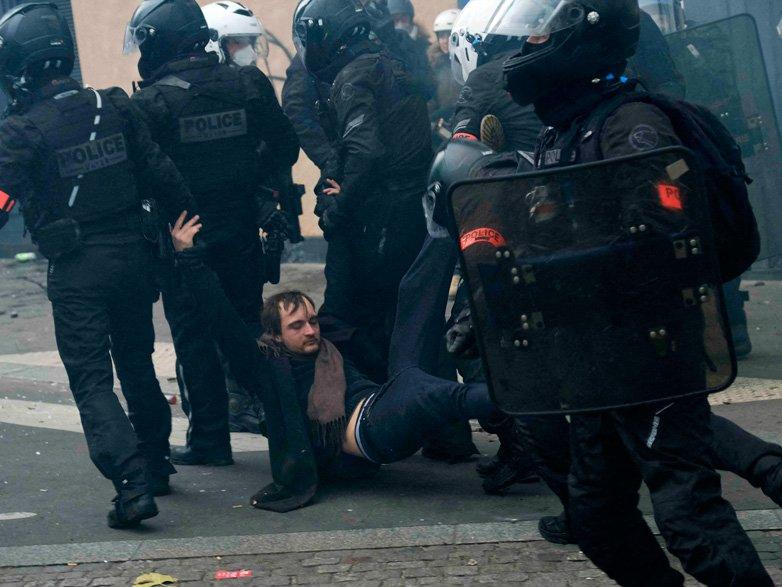 Fransa'da grev gerilimi: Cumartesi öpücüğe boğacağız