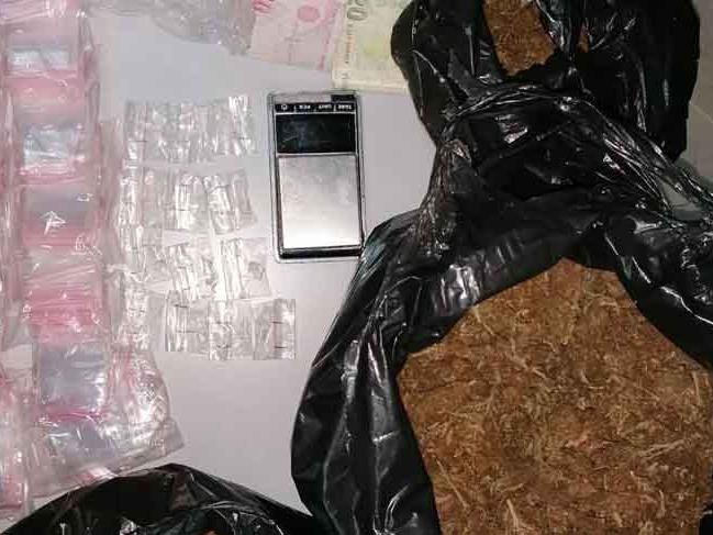 İzmir'de 10 bin uyuşturucu hap, 1 kilo kokain ve 1.5 kilo esrar ele geçirildi