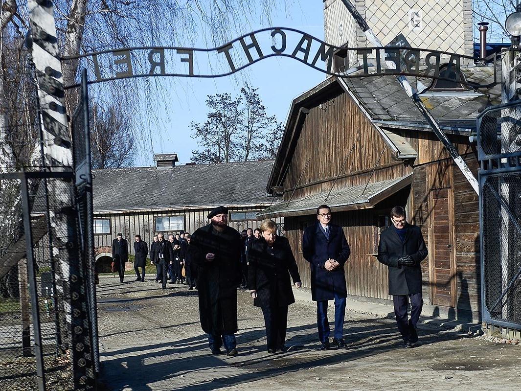 Merkel'den tarihi ziyaret! İlk kez Auschwitz'e ayak bastı