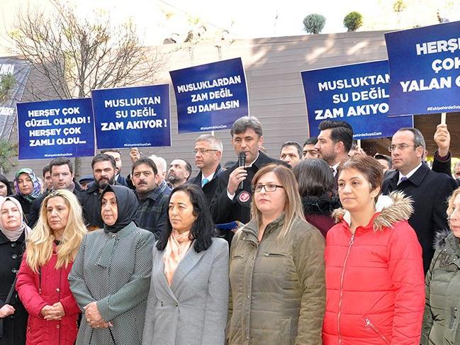 Yüzde 60'lık su zammına AKP'lilerden pankartlı tepki