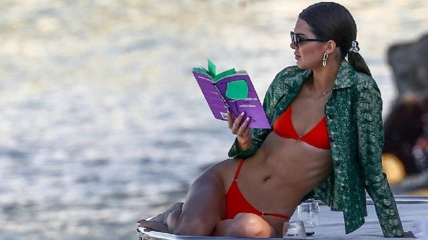Kendall Jenner kitabını elinden düşürmedi - Magazin haberleri – Sözcü