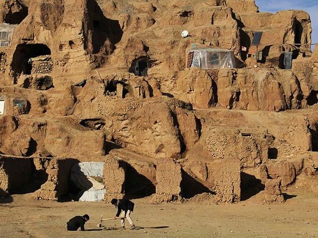 Yüzlerce ailenin yaşadığı Bamyan Vadisi'ndeki mağaralar