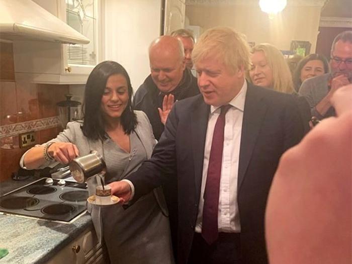 Türk şarkıcı, İngiltere Başbakanı Boris Johnson'a kahve yaptı