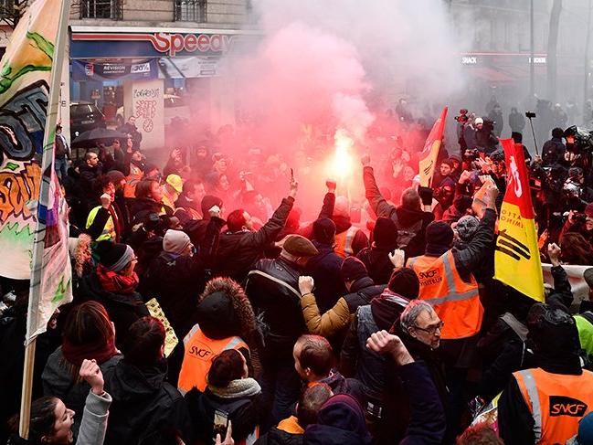 Fransa'da Macron karşıtları yeniden sokaklarda!
