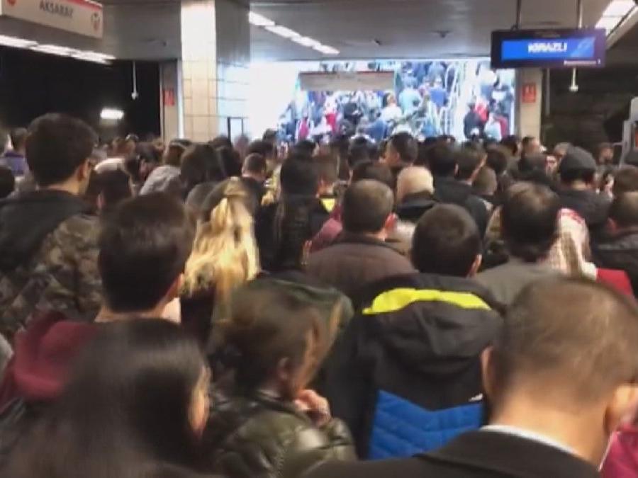 İstanbul'da metro raydan çıktı: Duraklarda izdiham oluştu