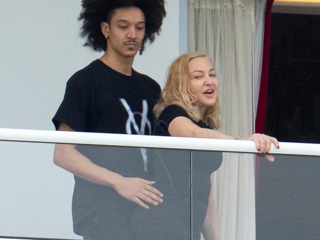 Madonna, kendinden 35 yaş küçük sevgilisiyle görüntülendi