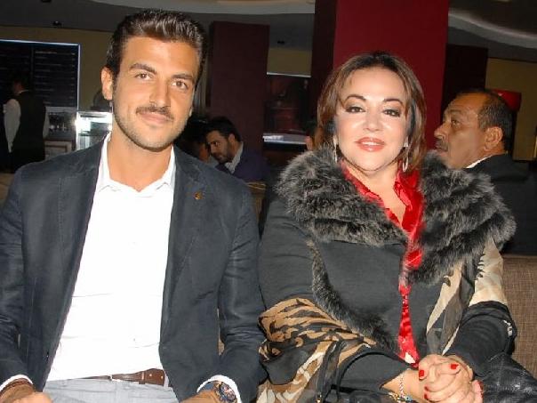 Gurur Aydoğan, annesi Oya Aydoğan adına ödül aldı