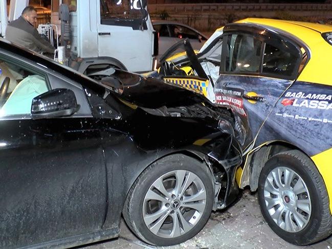 Beşiktaş'ta otomobil ile taksi çarpıştı: 3 yaralı