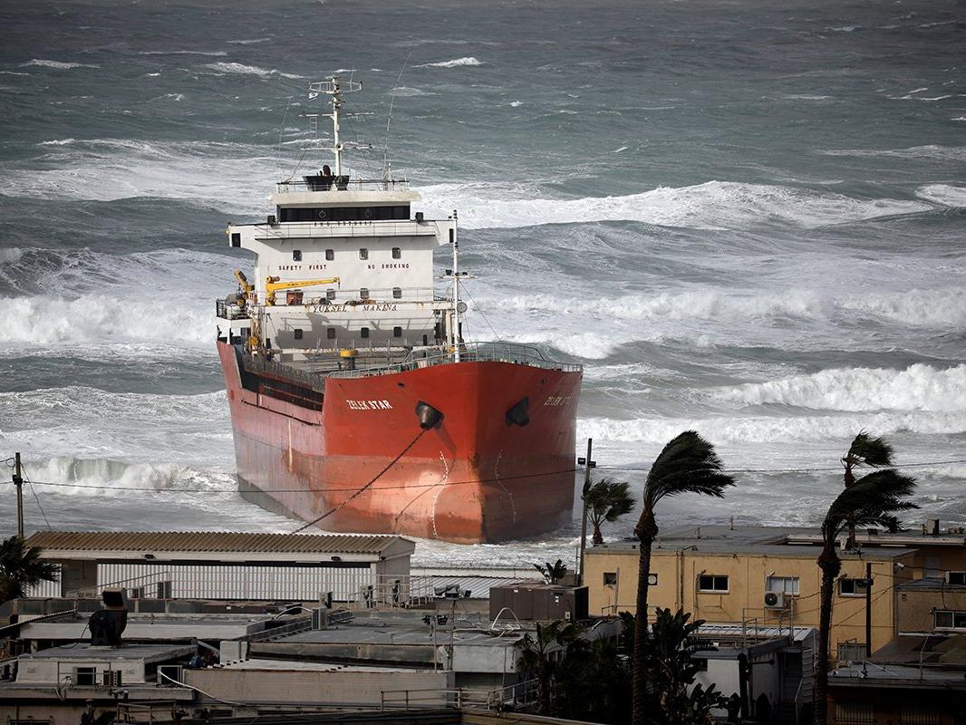 Türk şirketine ait gemi İsrail'de karaya oturdu