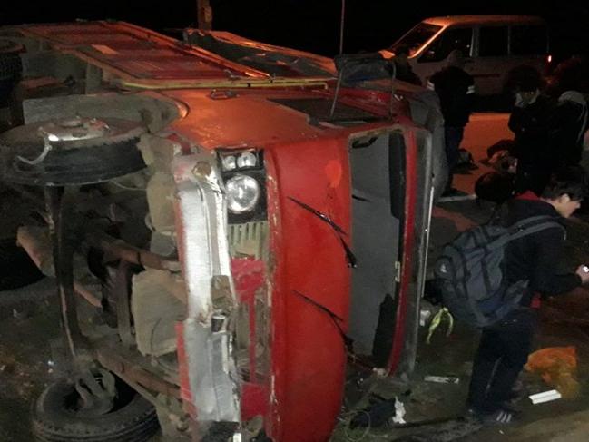 Çanakkale'de kamyon kaza yaptı: 32 yaralı