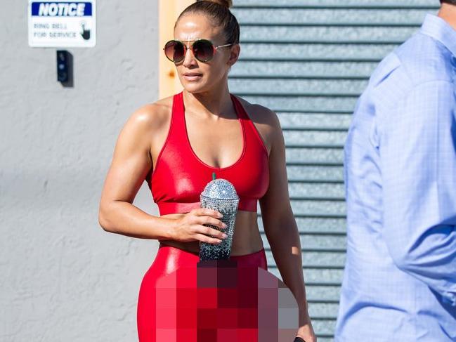 Jennifer Lopez, kırmızı tayt mağduru oldu