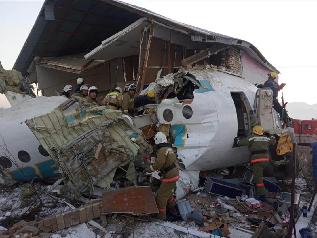 Kazakistan'da uçak kazası! Yolcu uçağı evlerin üstüne düştü