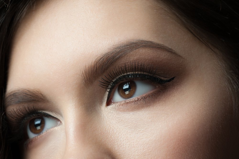 Kahverengi tonlarda göz makyajı nasıl yapılır?