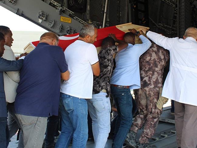 Somali'deki patlamada hayatını kaybeden 2 Türk'ün cenazesi Türkiye'ye getirildi!