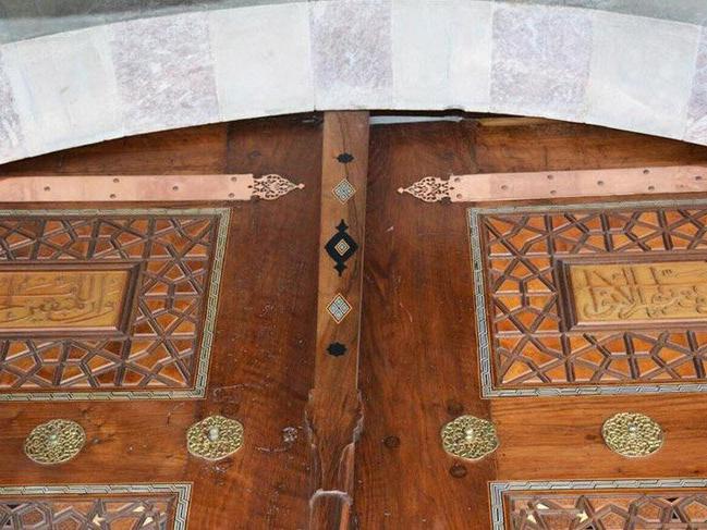 Süleymaniye Camii'nde restorasyonda hata... Kapıdaki ayetler ters konulmuş