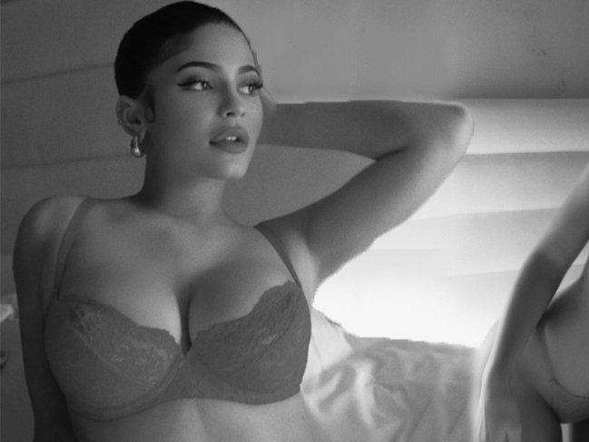 Kylie Jenner 2019'u seksi fotoğraflarla uğurladı