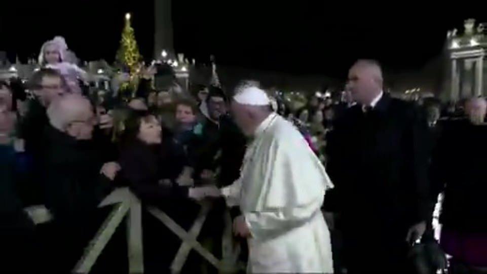 Papa'yı resmen taciz etti: Öfkelendiren görüntü kameraya yansıdı