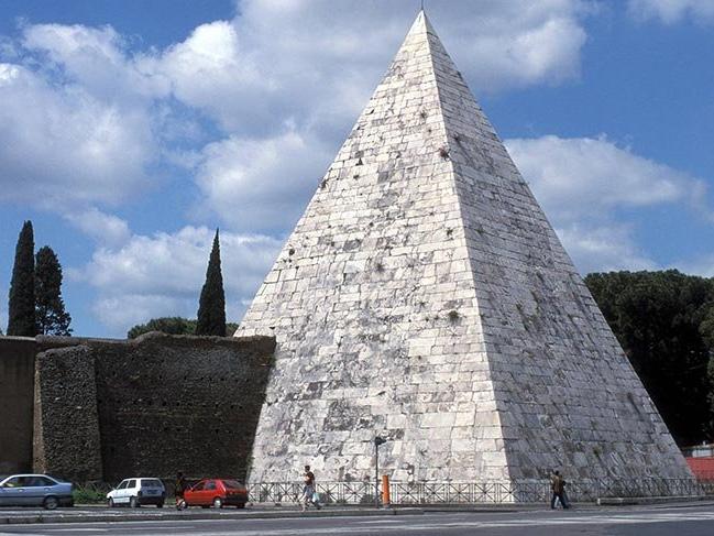 Roma'nın 2100 yıllık piramidi