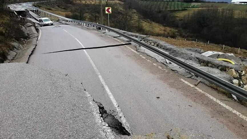 Kocaeli'de aşırı yağışlar nedeniyle yol çöktü!