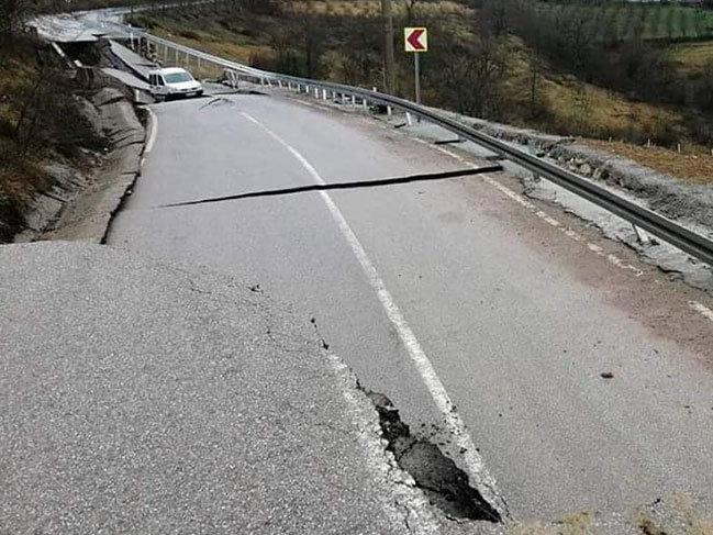 Kocaeli'de aşırı yağışlar nedeniyle yol çöktü!