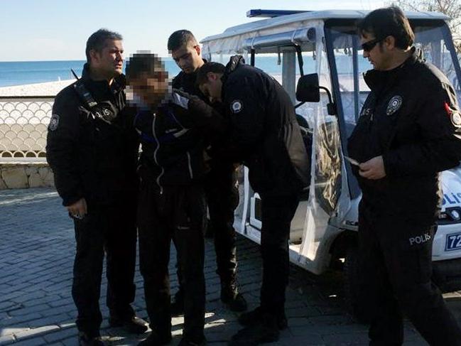 Antalya'da sahile dadanan sapık suçüstü yakalandı