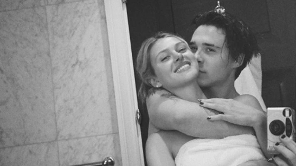 Sevgilisinin doğum gününde banyodan paylaştı