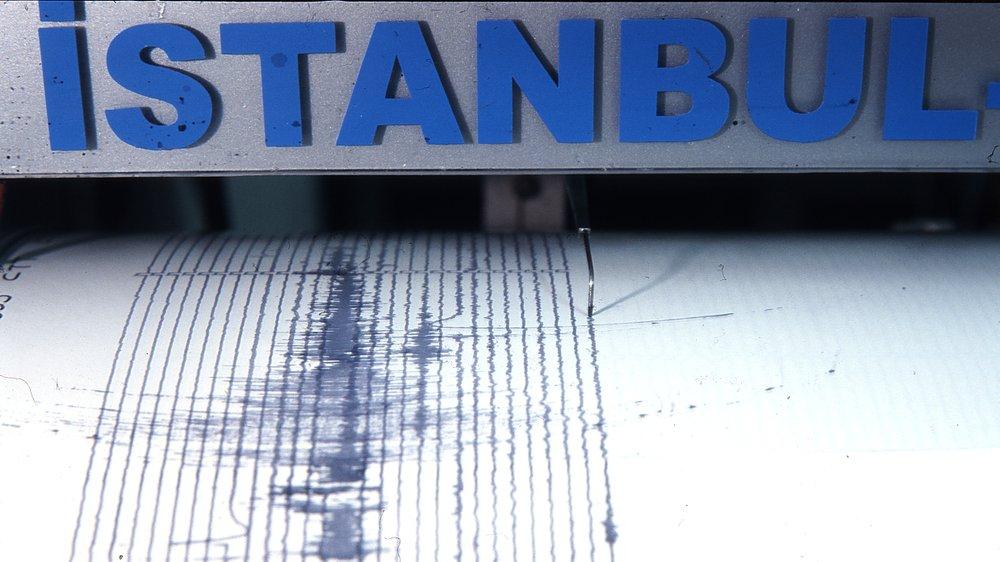 İstanbul'da deprem! İstanbul 4.8 büyüklüğünde depremle sarsıldı...