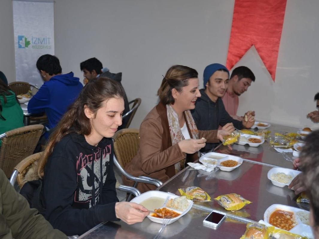 Öğrencilere ücretsiz yemek hizmeti başladı