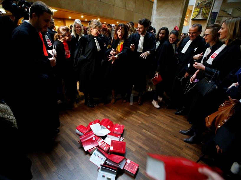 Fransa'da avukatlar anayasa fırlattı