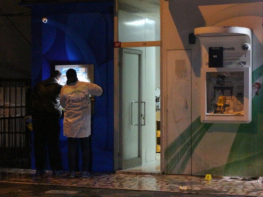 Sultanbeyli'de ATM'leri ateşe verip kaçtılar