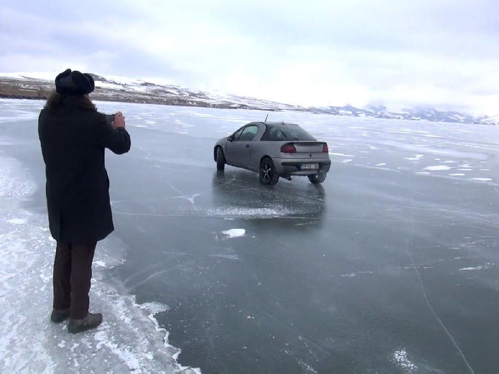 Buz tutan Çıldır gölü üzerinde otomobille drift yapıyorlar