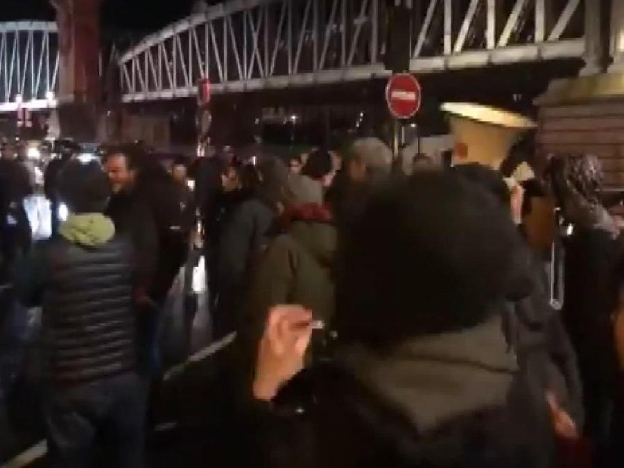Macron'un tiyatro keyfi zehir oldu! Protestocular binayı sardı