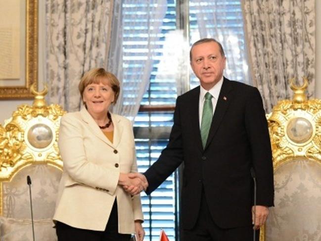 Erdoğan ile Merkel arasında kritik görüşme!