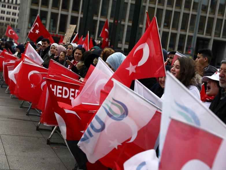 Reuters kritik zirve öncesinde bu kareleri paylaştı: Berlin'de Türk bayrakları dalgalanıyor