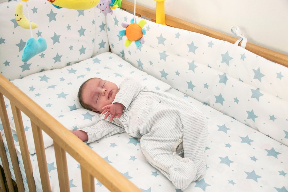Yeni doğan bebek yatağı nasıl olmalı? Bebek yastığı nasıl olmalı?