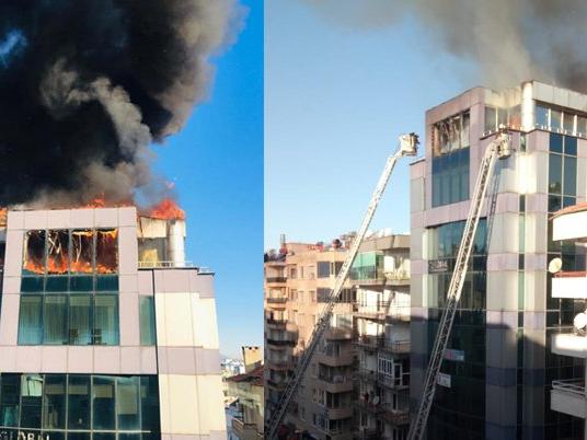 Antalya'da iş merkezinin çatı katında yangın 