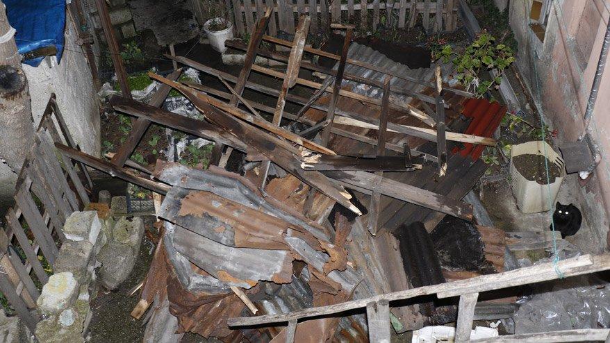 Fırtına evin çatısını uçurdu! Faciadan dönüldü