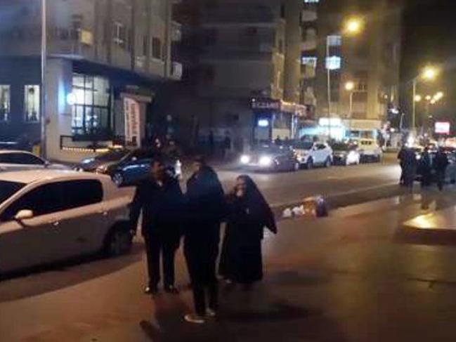 Elazığ'daki deprem sonrası vatandaşlar kendilerini sokağa attı!