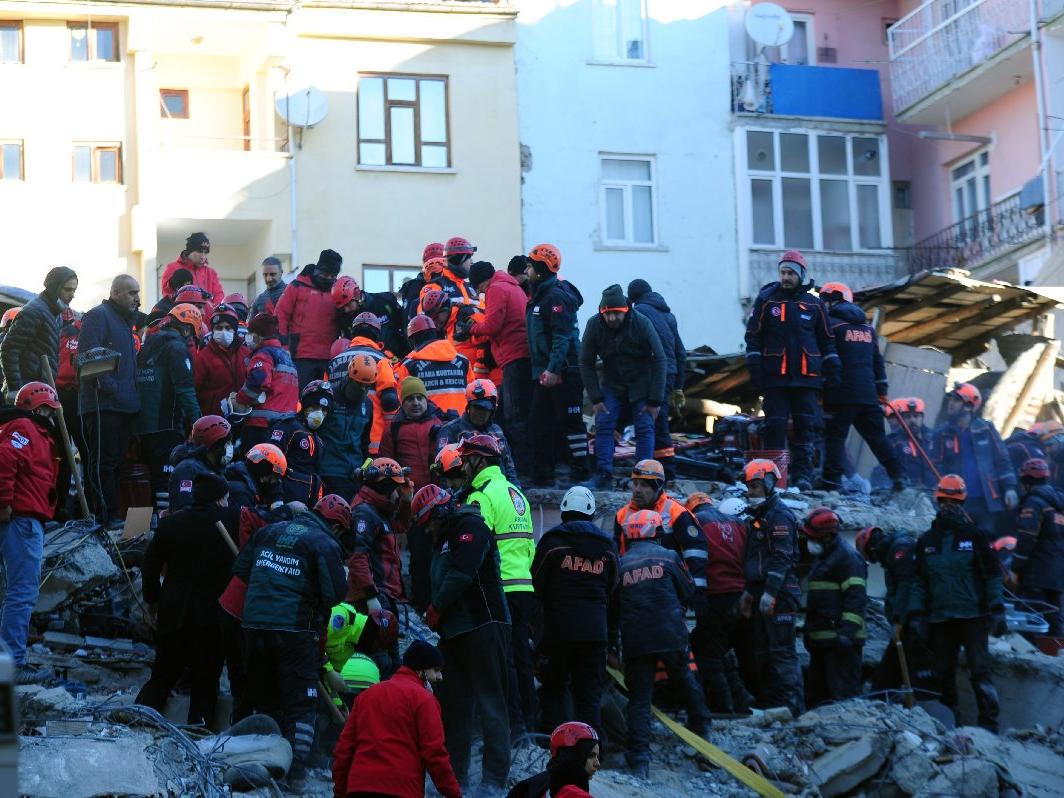 Arama kurtarma ekipleri soluk alıp veren herkese ulaşmaya çalışıyor