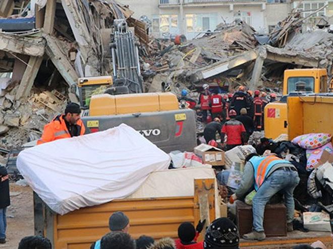 Elazığ depreminde yana çöken bina yine sallandı!