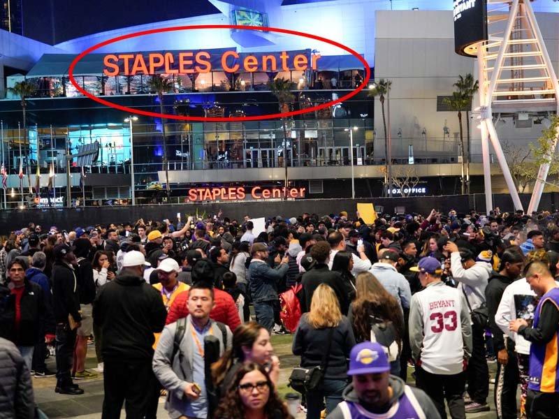 Kobe Bryant kariyerinin başladığı Staples Center önünde anıldı