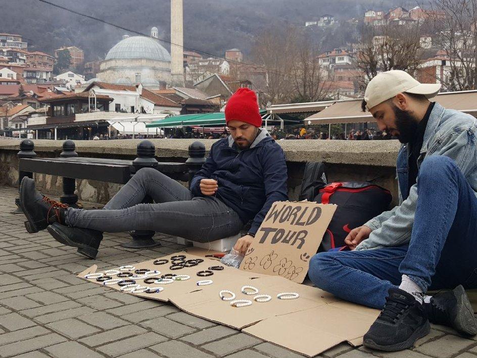 Türk kardeşler, otostopla Balkanlar'ı geziyor