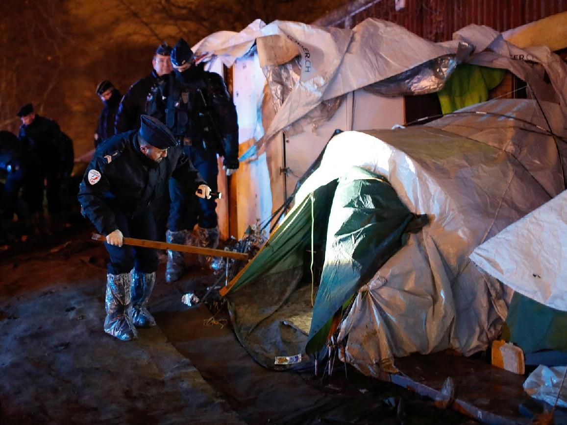 Paris'te mülteci alarmı! Polis çadırları tek tek boşalttı!