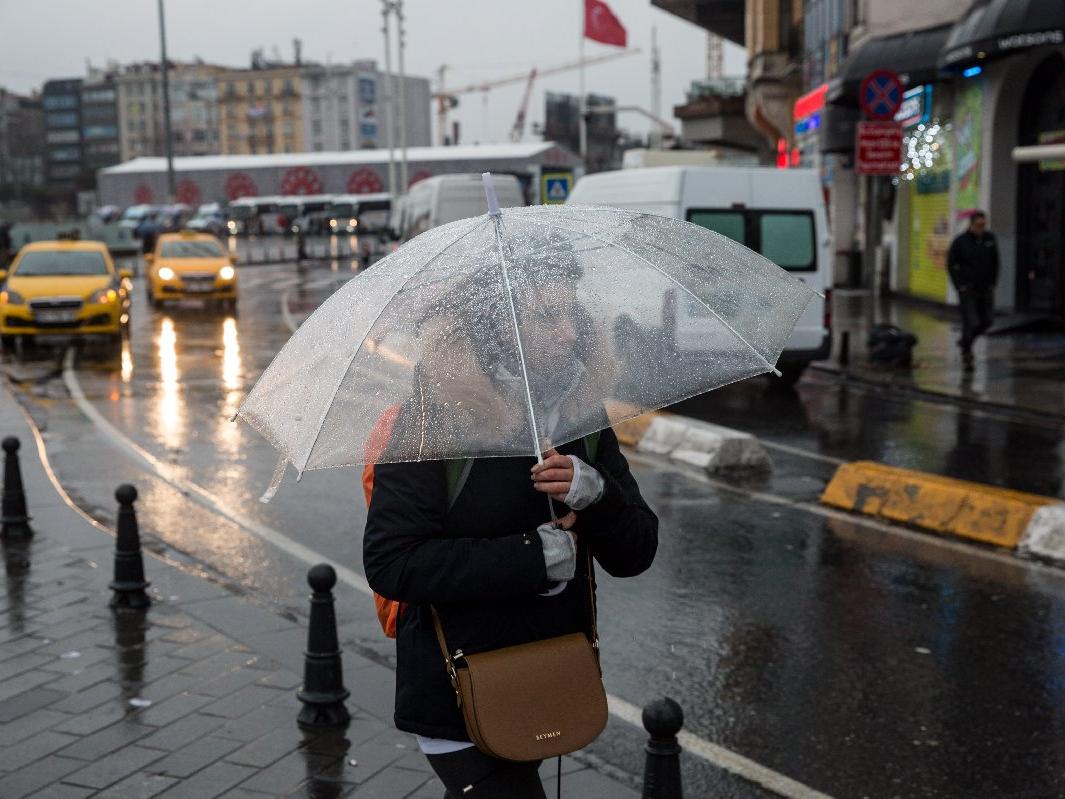Geç gelen yağmur İstanbul'un şemsiyecilerini vurdu